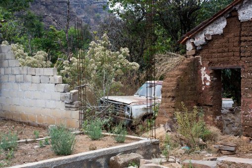Photo La maison sans toit : une voiture délabrée au milieu des murs en ruine dans une maison abandonnée à Chalmita au Mexique
