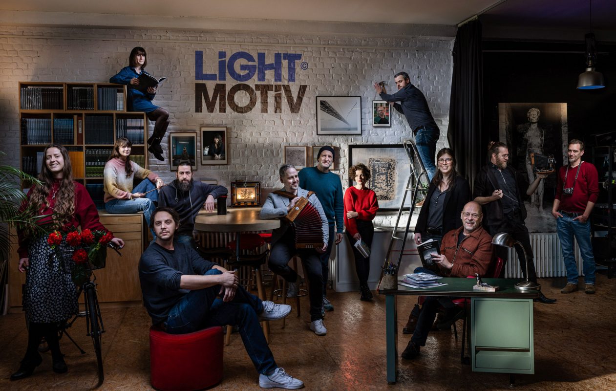 L'équipe de l'agence de photographes Light Motiv basée à Lille posant dans les locaux en décembre 2022