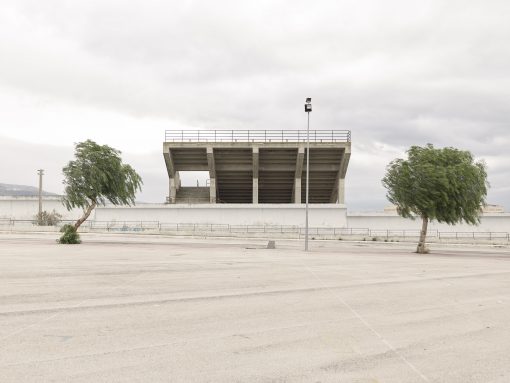 Tirage limité de la photographie du stade Scaloria à Manfredonia, en Pouilles, Italie, du livre INCOMPIUTO de Roberto Giangrande