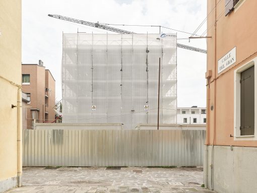 Photographie du photographe Roberto Giangrande montrant des HLM (logements sociaux) dans le quartier La Giudecca, à Venise, en Vénitie, Italie.