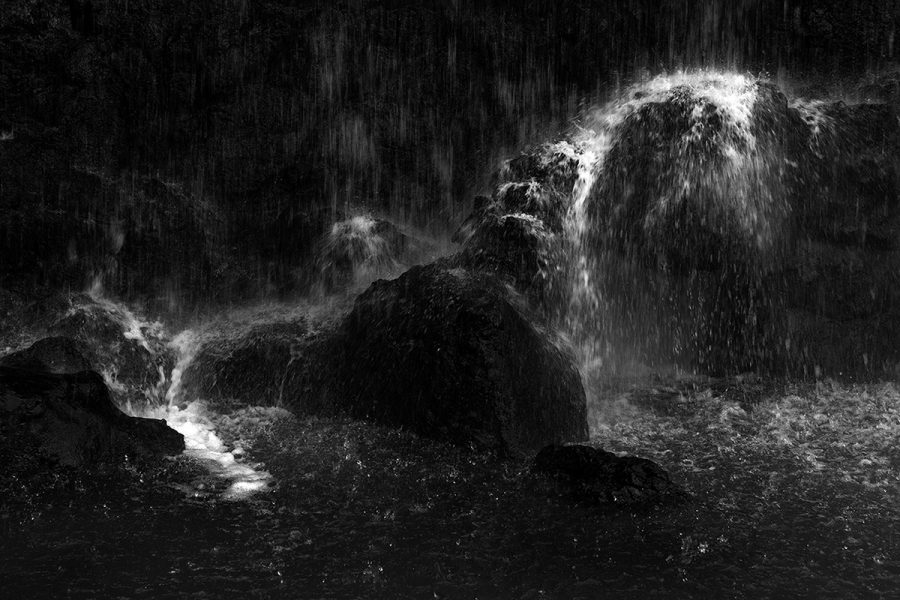 Tirage limité du livre Staccato de Maëva Benaiche (photographie de la cascade en noir et blanc)