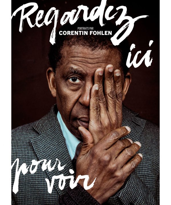 Couverture du livre REGARDEZ ICI POUR VOIR du photojournaliste Corentin Fohlen publié aux Editions Light Motiv en octobre 2025, avec un portrait de Dany Laferrière en 1ère de couverture. Ce livre recense 50 portrait de célébrités françaises et internationales photographiées par Corentin Fohlen.