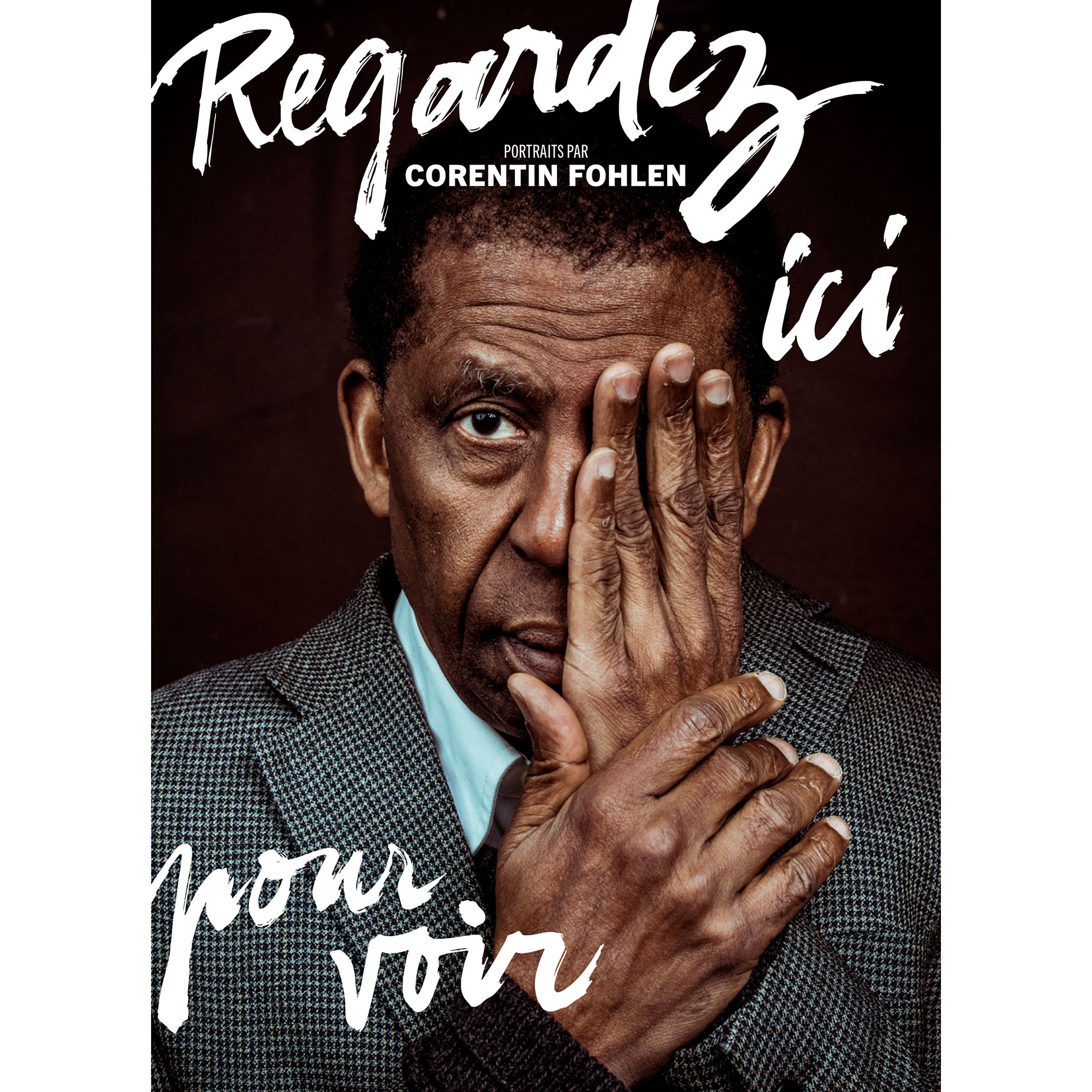 Couverture du livre REGARDEZ ICI POUR VOIR du photojournaliste Corentin Fohlen publié aux Editions Light Motiv en octobre 2025, avec un portrait de Dany Laferrière en 1ère de couverture. Ce livre recense 50 portrait de célébrités françaises et internationales photographiées par Corentin Fohlen.