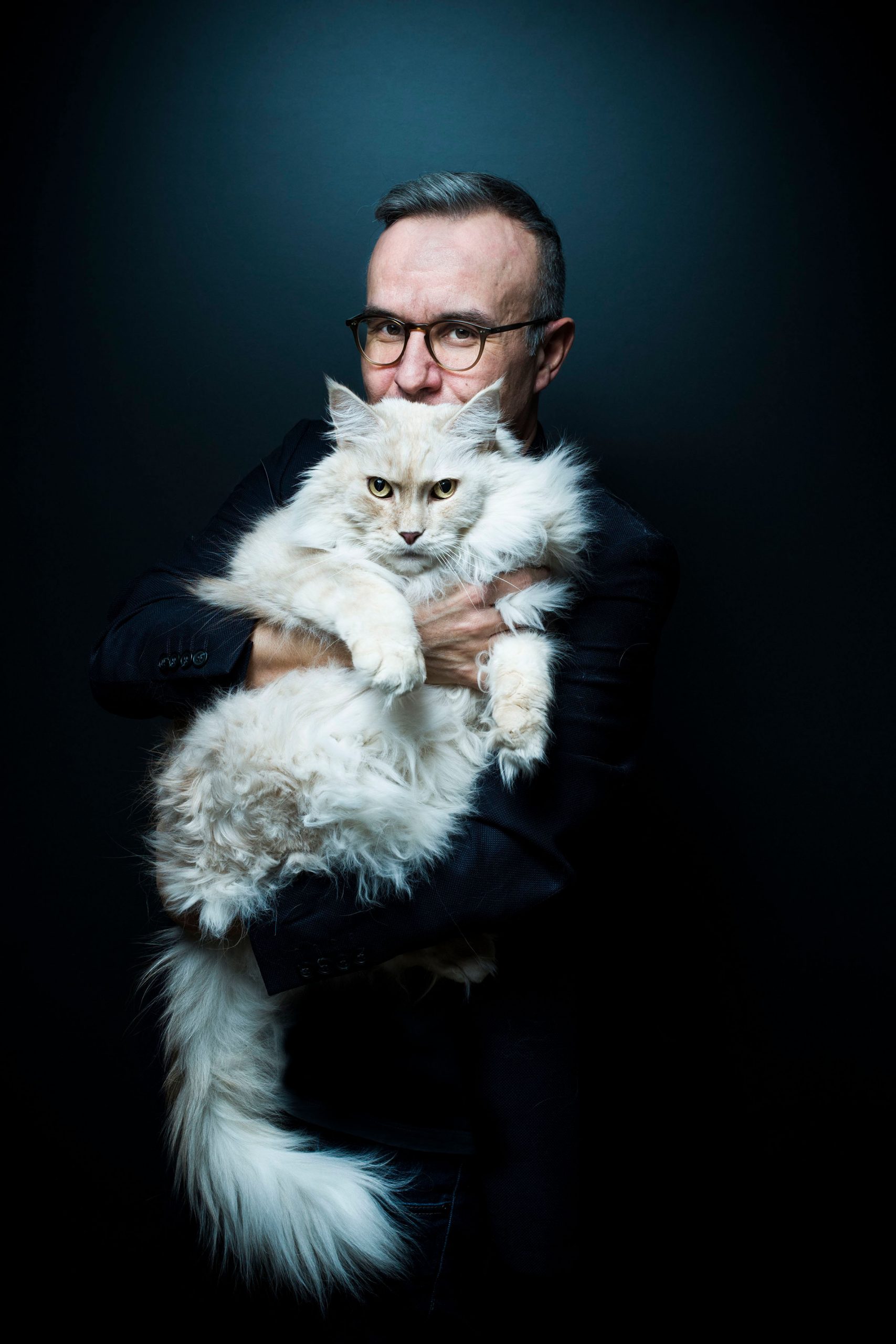 Portrait de Philippe Besson extrait du livre REGARDEZ ICI POUR VOIR du photographe et reporter Corentin Fohlen publié par les Editions Light Motiv en 202.