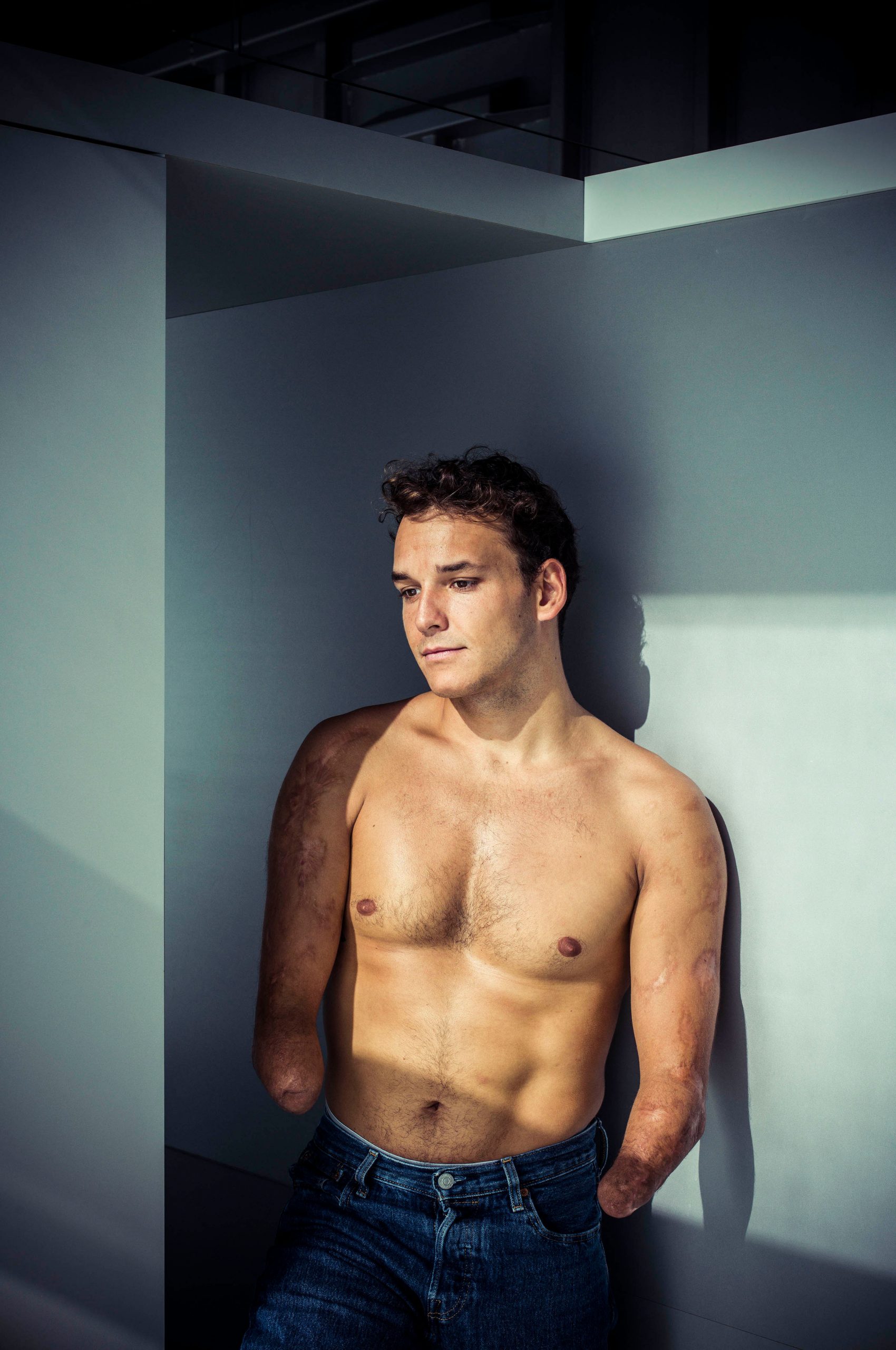 Portrait de Théo Curin extrait du livre REGARDEZ ICI POUR VOIR du photographe et reporter Corentin Fohlen publié par les Editions Light Motiv en 202.