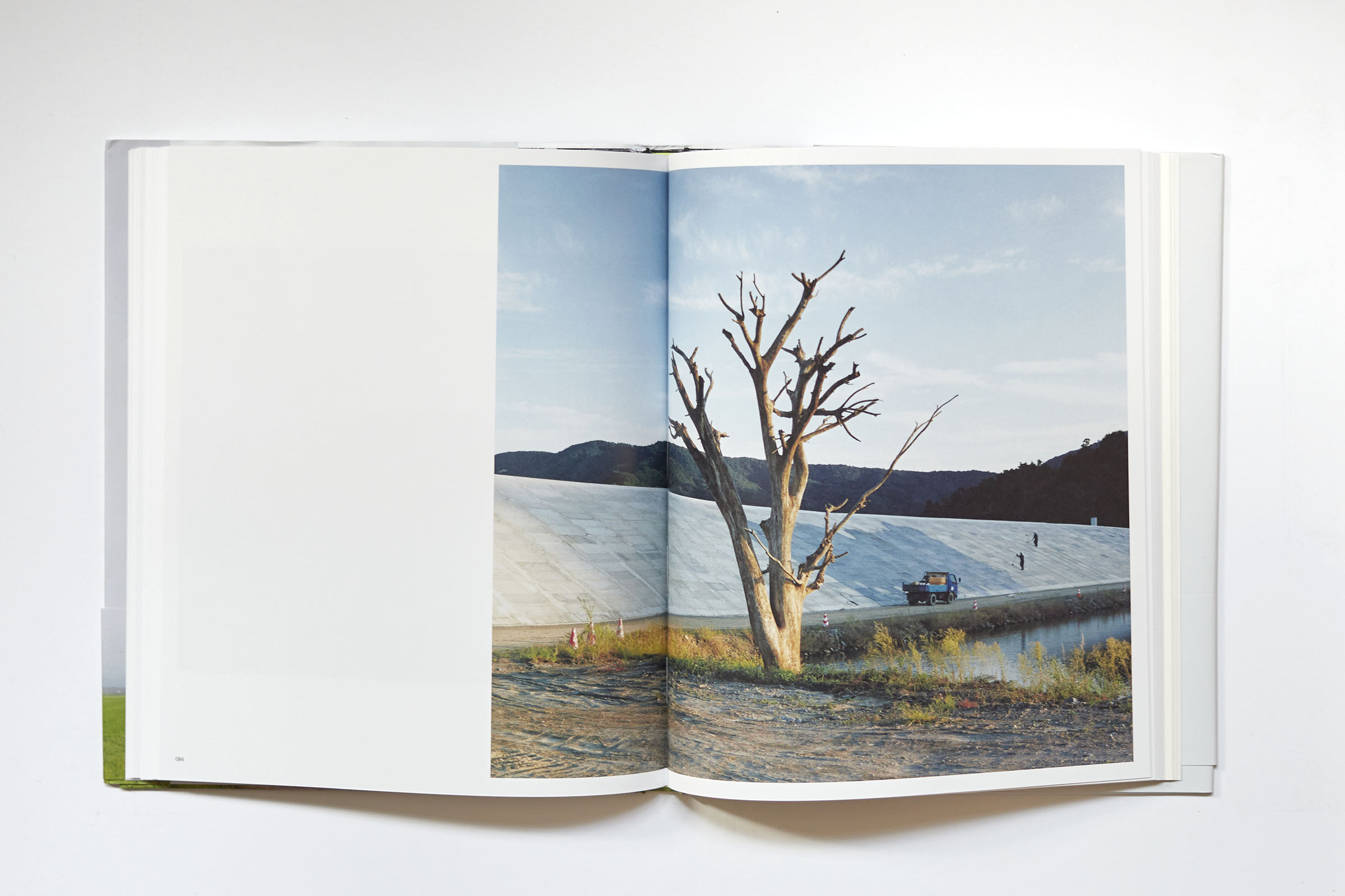 Visuel de la maquette du livre Tsunami Trees de Naoya Hatakeyama (Light Motiv, 2025).